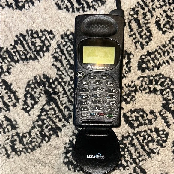 Vintage 1988 Motorola Black Flip Cell Phone