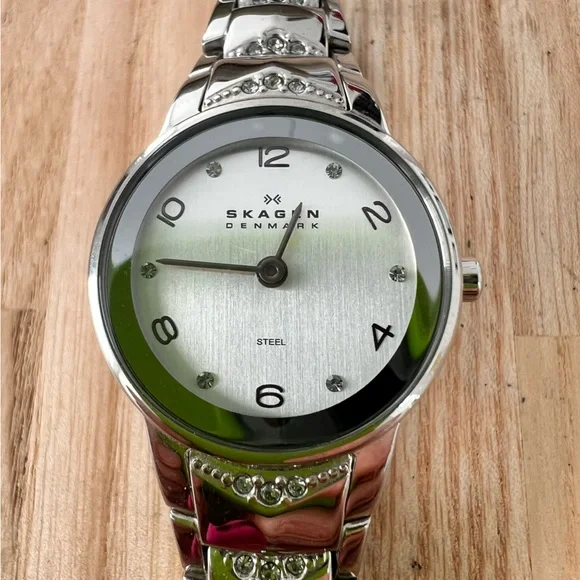 Skagen Denmark steel ladies silver tone dress bracelet watch NEW BATTERY