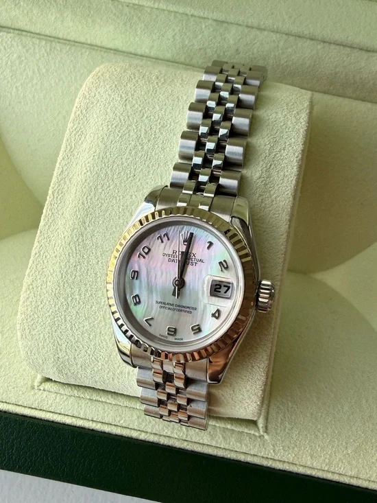 Rolex Ladies Watch with Mother-of-Pearl Dial, fluted bezel and jubilee Bracelet