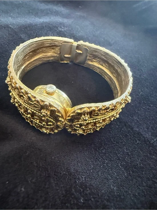 Vintage LUCERN Women’s Gold Tone SECRET Hinged Cuff Watch Ornate Filigree *READ*