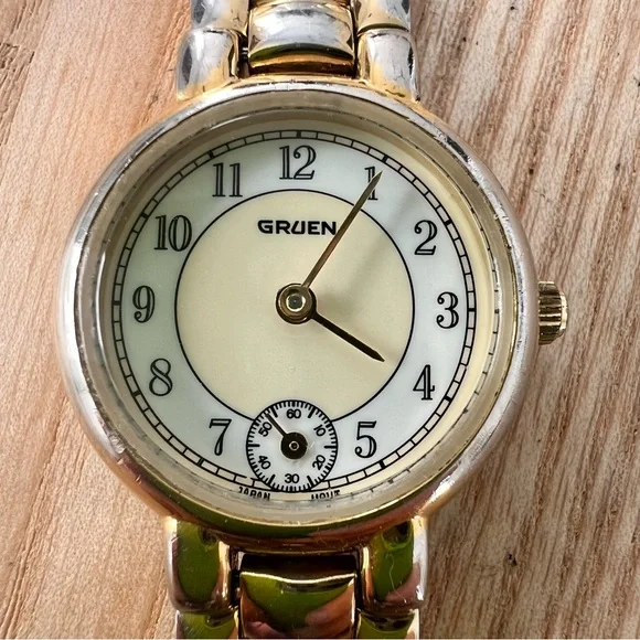 Gruen ladies gold tone dress watch NEW BATTERY