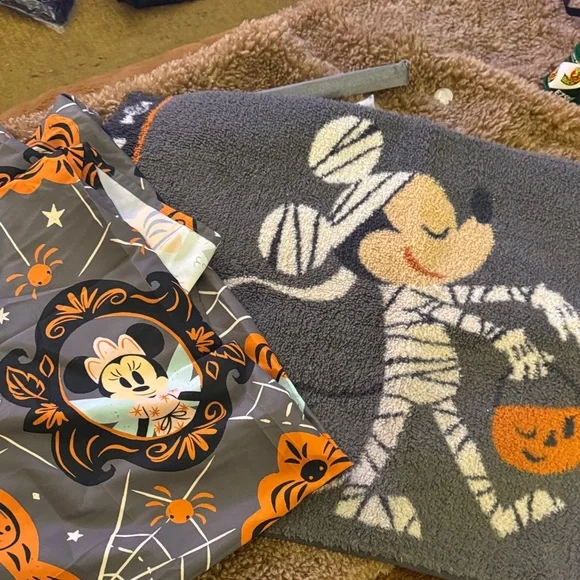 Disney halloween bath mat and shower curtain preowned