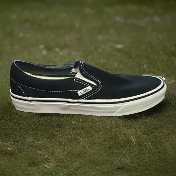 New Men's Size 9 Vans Classic Slip-on Black White VN000EYEBLK