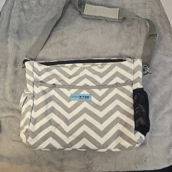 Baby K'tan Smart Gear Diaper Bag Grey White Chevron Canvas Messenger Crossbody