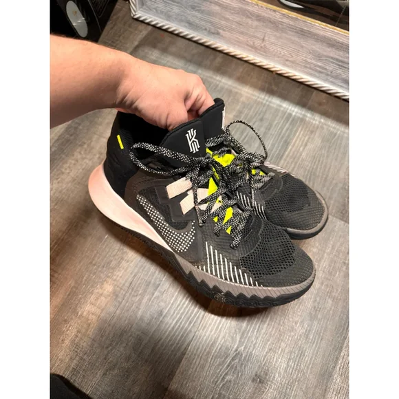Men's Nike‎ Kyrie Flytrap 5 Black Yellow Athletic Shoes