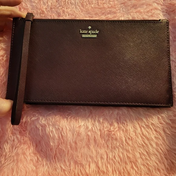 KATE SPADE LARGE WRISTLET WINE COLOR EUC