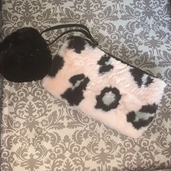 Fur wristlet‎