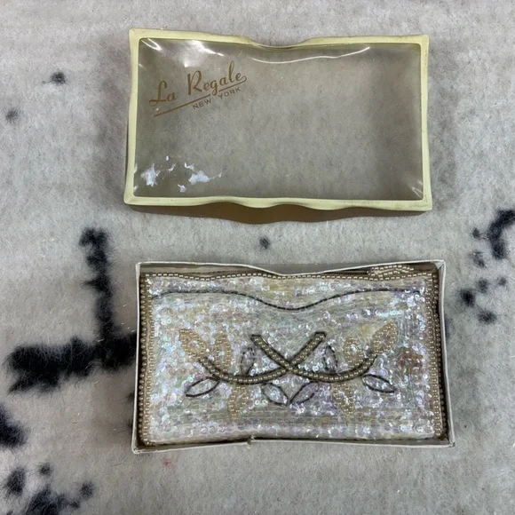 La Regale Women’s Ivory  Embroidered Vintage Sequin Clutch Bag