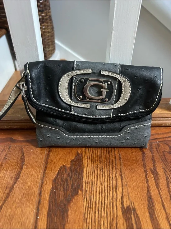 GUESS Black & Gray Faux Ostrich Wristlet Clutch Wallet Silver G Logo EUC