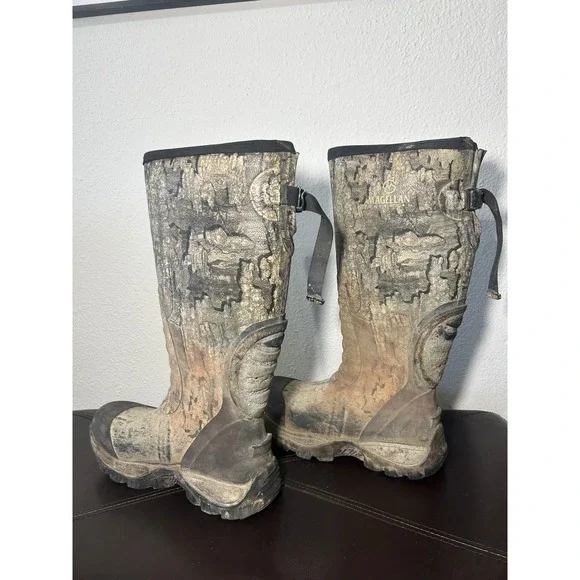 MAGELLAN‎ OUTDOORS SIZE 9 men's work boots (HAS ACTUAL CONCRETE ON OUTTER SHELL)