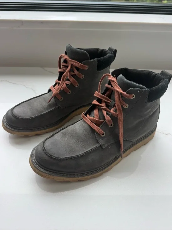 Sorel Men's Gray Leather Boots with Brown Laces