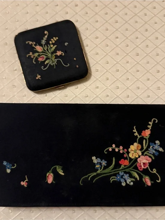 Anda black vintage clutch with matching mirrored compact. Made in France.