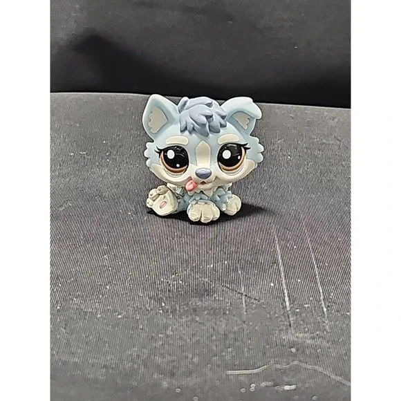 Authentic Littlest Pet Shop # 1683 Silver Gray Cream Baby Husky Puppy Brown Eyes