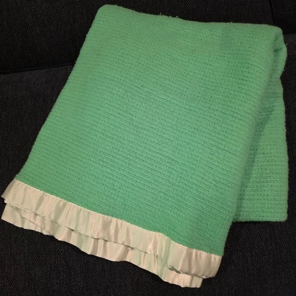 Vintage Kelly Green Waffle Knit Acrylic Blanket Cream Satin Trim 86