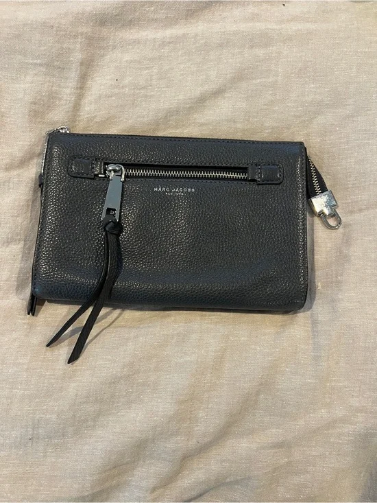 Marc Jacob’s grey pebbled leather purse