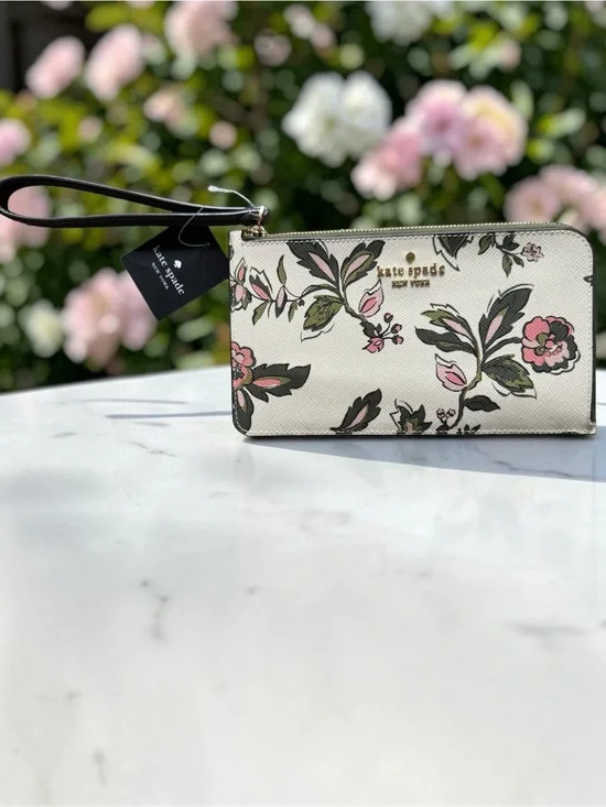 Kate Spade New York Lucy Medium L-Zip Wristlet NWT