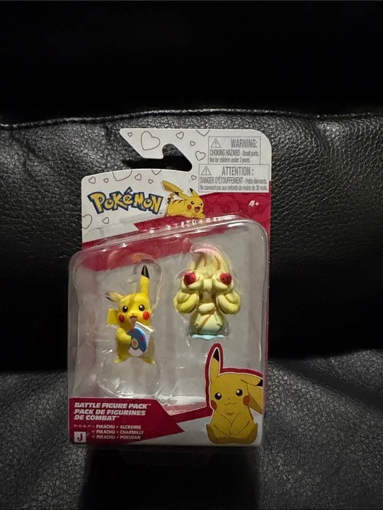 Pikachu & Alcremie Battle Figure Pack - Yellow
