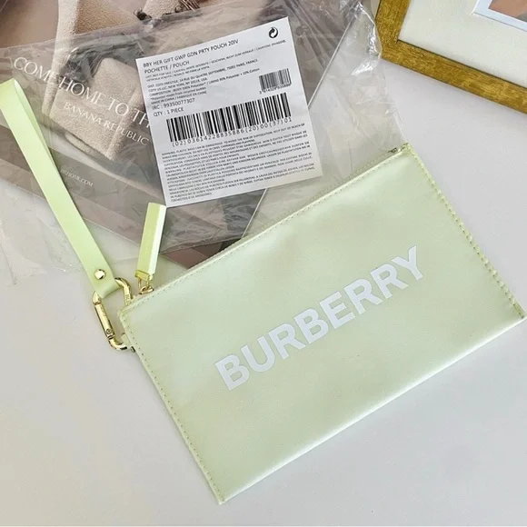 Burberry Wristlet/Cosmetic Bag‎ Light Green