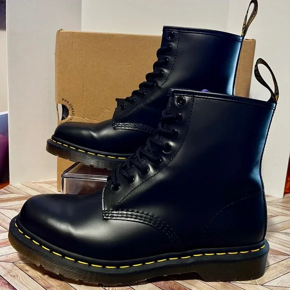Dr Martens 1460 Smooth Leather Lace Up Combat Boots Men 9 Women 10 Black NIB
