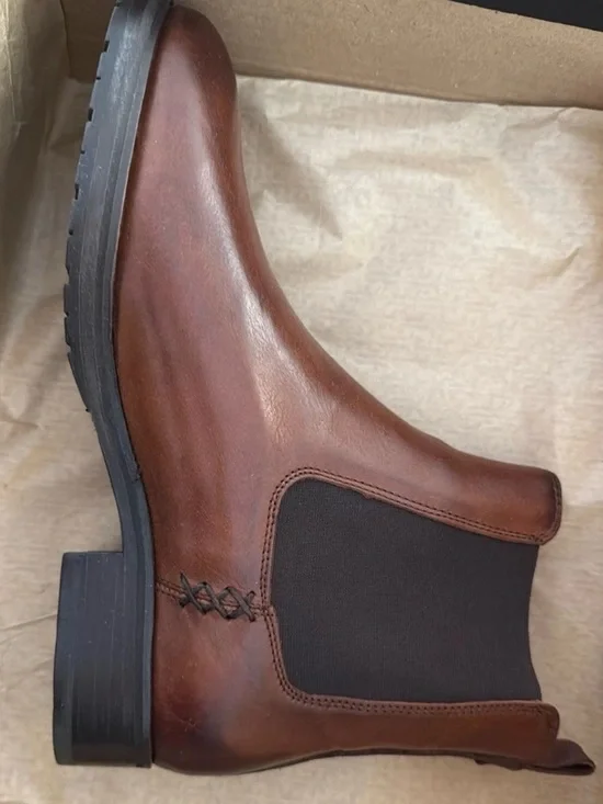 FRYE AND CO. Brown Leather Chukka Boot with Black Elastic Panels