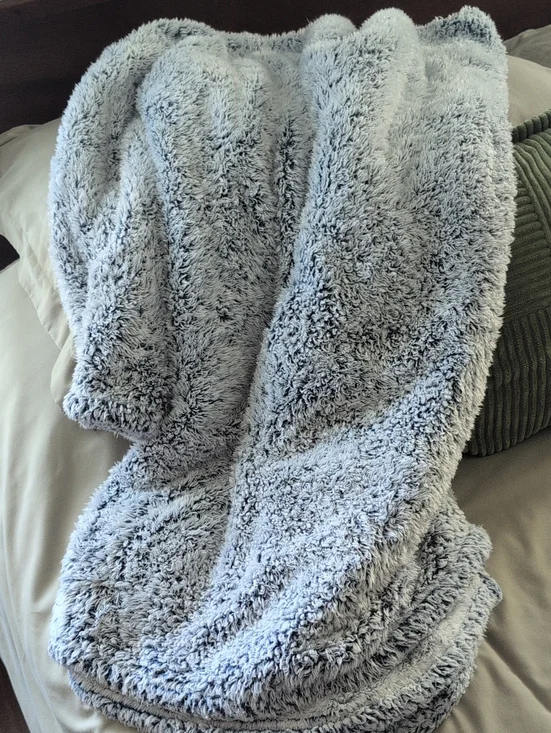 Plush Light Blue Faux Fur Throw Blanket - Cozy Home Bedding