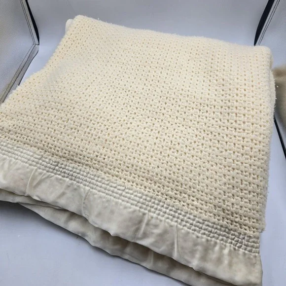 Vintage Waffle Honeycomb Weave Satin Trim Soft Yellow Blanket 72X72