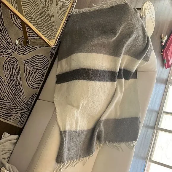Banana Republic cozy gray and white blanket