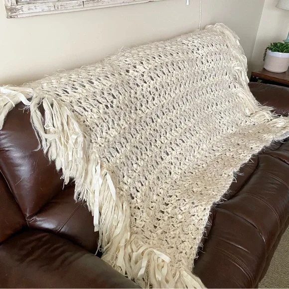 Marge Carson Woven‎ Crochet Knit Fringe Cream Off White Throw Blanket Decorative