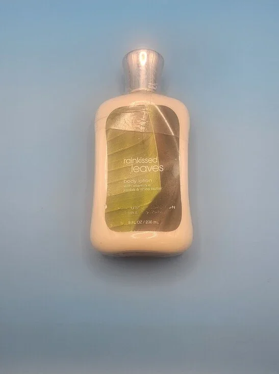 Bath & Body Works Rainkissed Leaves Lotion - Green and White