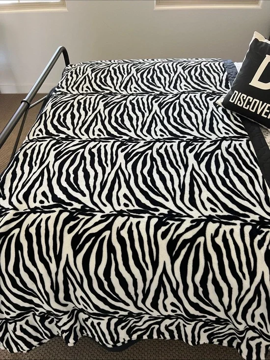 Zebra Print Plush throw - Black & White