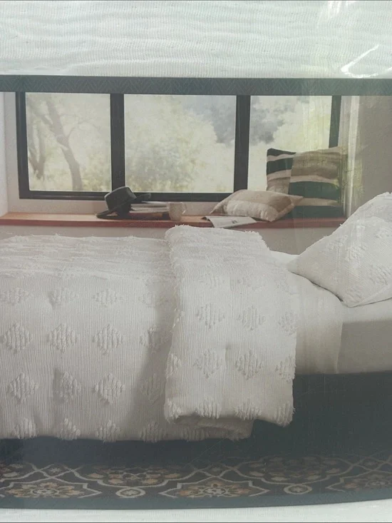 White Textured Diamond Duvet Comforter and 2 shams full queen