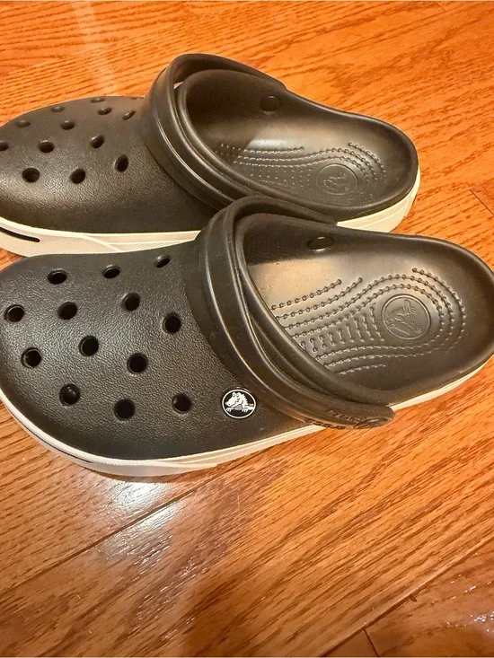 CROCS Black Clog with White Midsole Stripe men’s 5 women’s 7