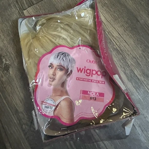 Short blonde  wig