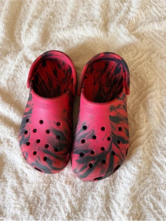 Crocs Black & Red Marbled – Men’s 7 / Women’s 9