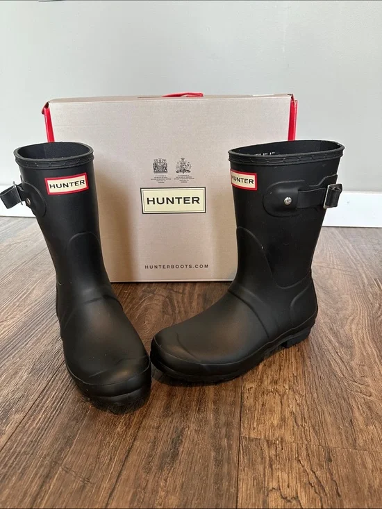 Hunter Men's Matte Black Short Rain Boots with Buckle