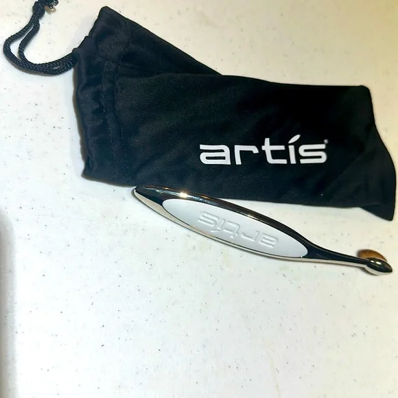 Artis Elite Oval 3 makeup brush