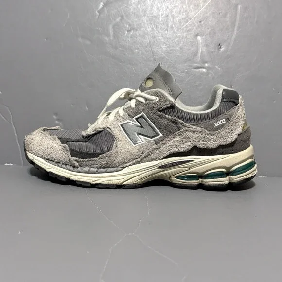 New Balance 2002R Protection Pack Rain Cloud M2002RDA Men's Size 7.5 Distressed