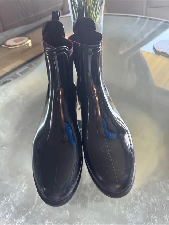 Womens Black Gloss Chelsea Rain Boots - Sleek Waterproof Style