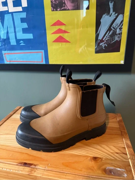 Everlane Chelsea Rain Boots in Brown and Black