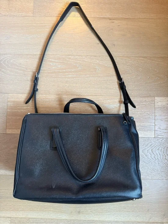 Tumi Black Leather Laptop Bag with Shoulder Strap