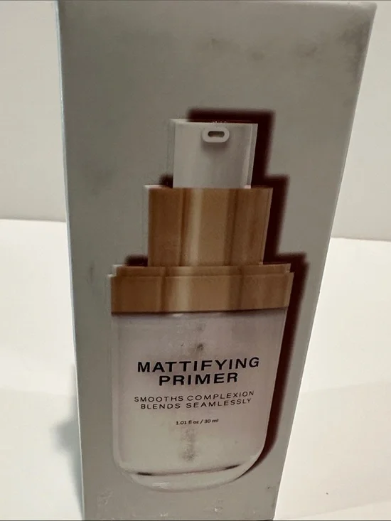 Enchante Mattifying Primer blend seamelessly to smooth your complexion.