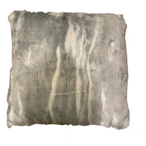 BNWT, Ugg Faux Fur grey/white throw Pillow 20x20