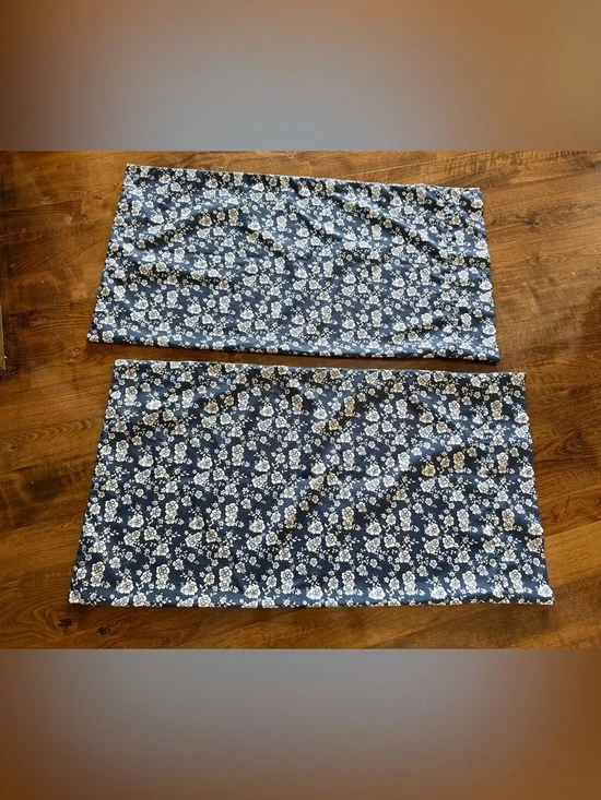 Set of 2 king sized pillow cases South point floral navy blue and white floral