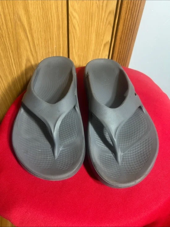 OOFOS Gray Men's Flip-Flop Sandals