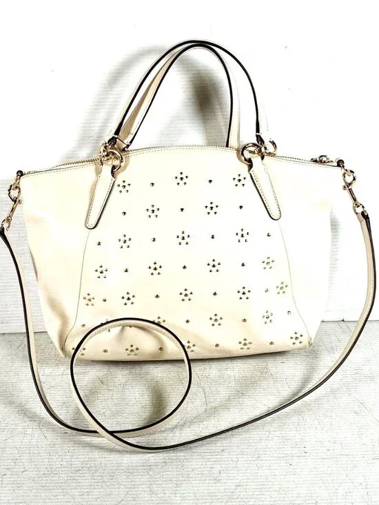 COACH: All over stud small Kelsey Sathel in Calf Leather Ivory with Gold Tone