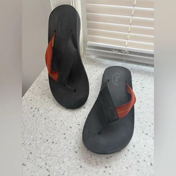 EUC Chaco Leather Flip Flops Vibram Outsole- Men’s 9