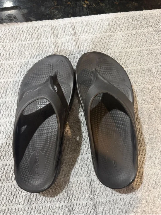 OOFOS black recovery Flip Flops