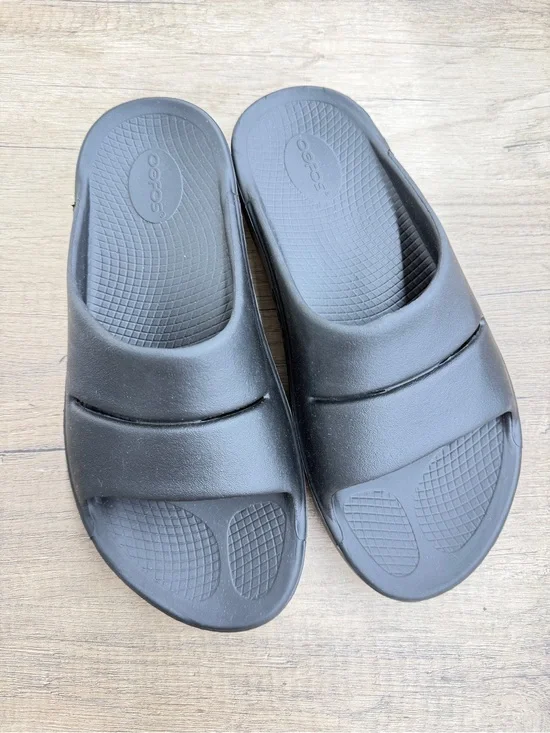 OOFOS Black Recovery Slide Sandals