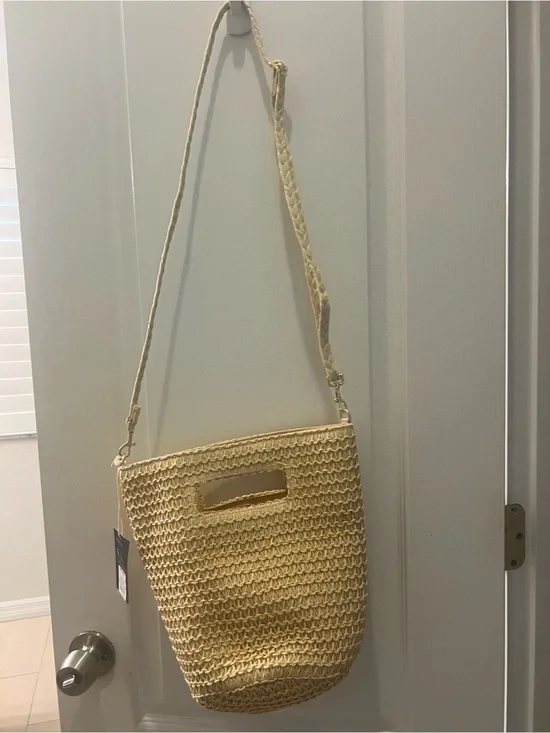 Universal thread Woven Straw Bucket Shoulder Bag in Natural Cream