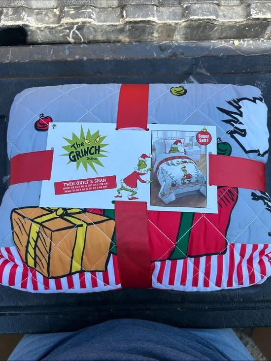 The Grinch Quilt & Sham Set